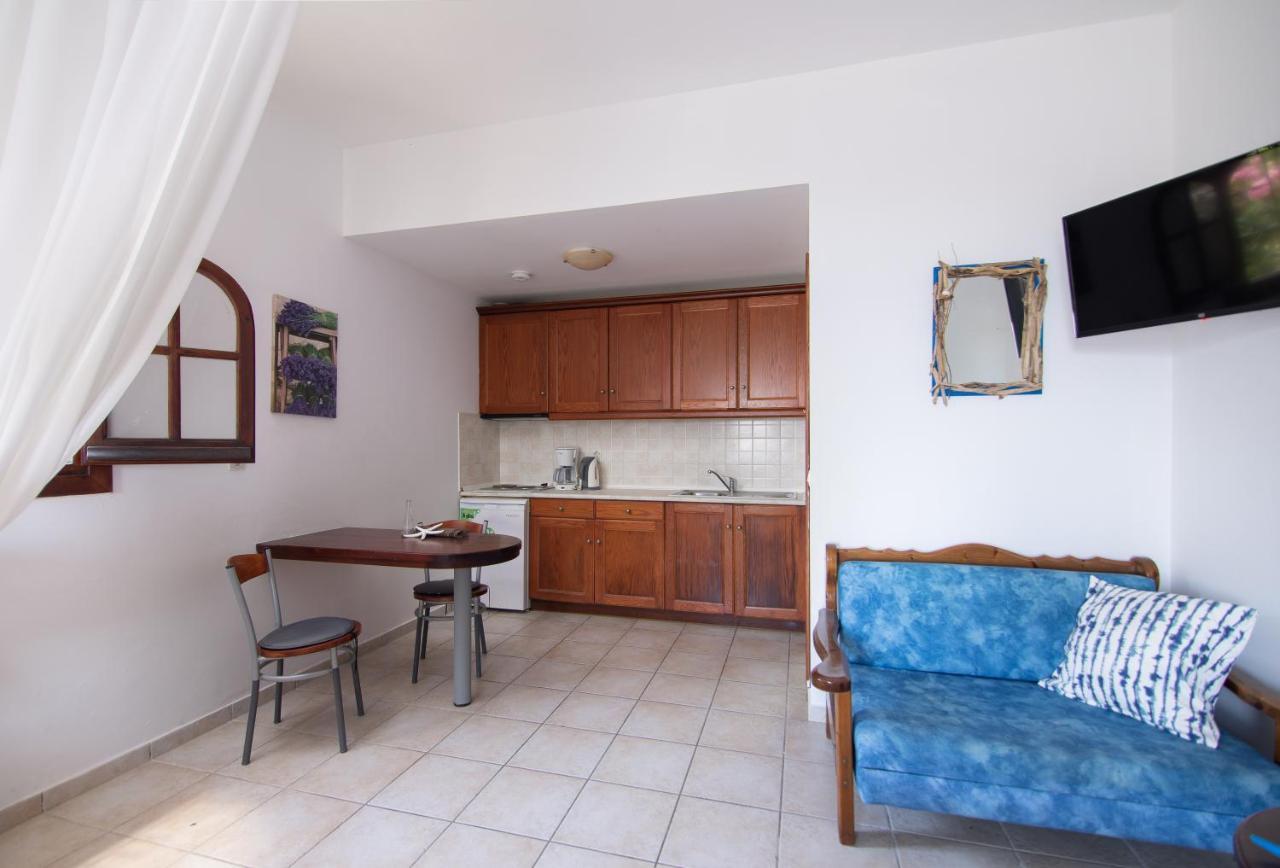 Giorgos Apartments Дассия Экстерьер фото