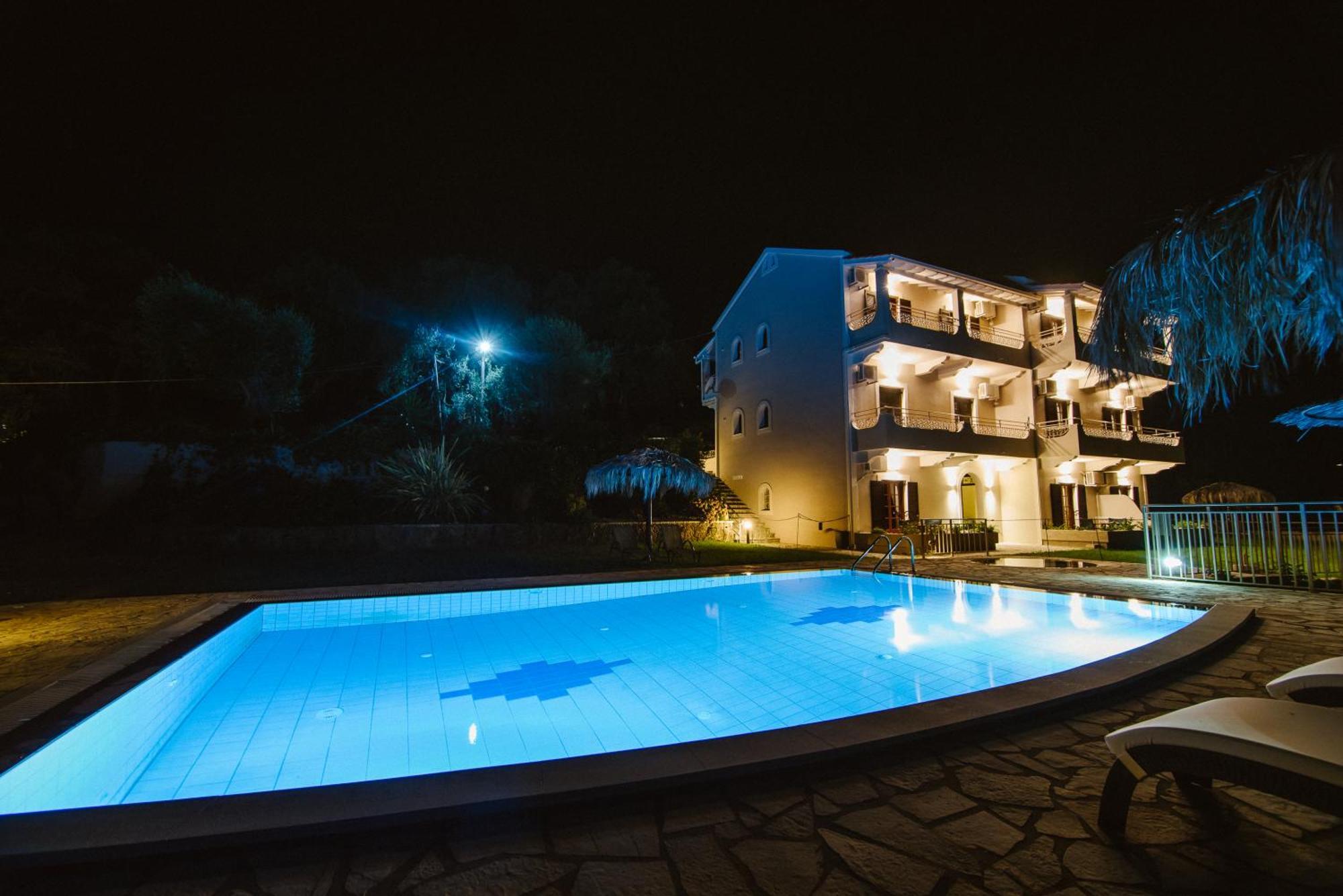Giorgos Apartments Дассия Экстерьер фото