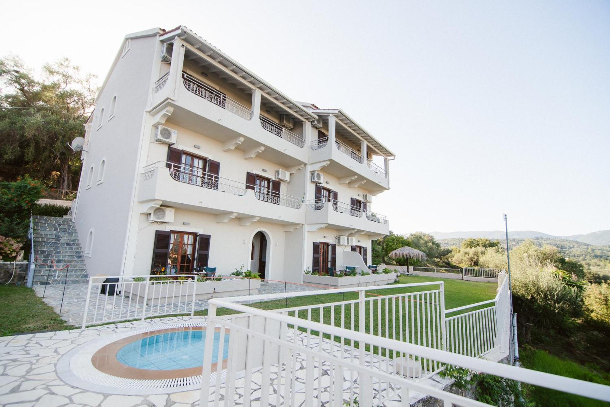 Giorgos Apartments Дассия Экстерьер фото
